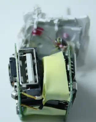 Bên Trong Củ Sạc Iphone