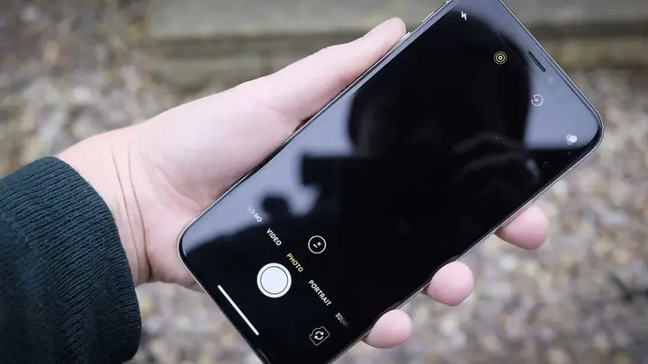 Cam Sau Iphone Bị Đen