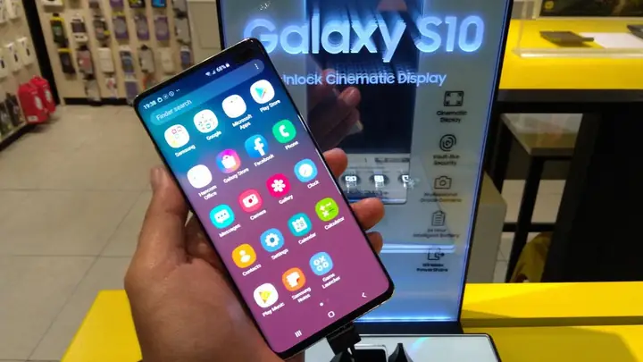 Samsung Galaxy S10 Vs Iphone 11 Samsung Galaxy S10 Vs Iphone 11