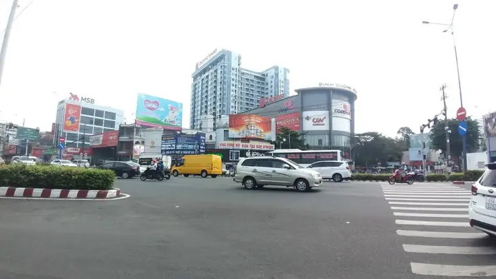 Iphone Ngã Tư Chợ Đình