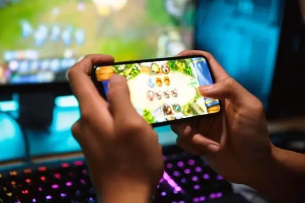 Ông Bố Đập Nát Iphone